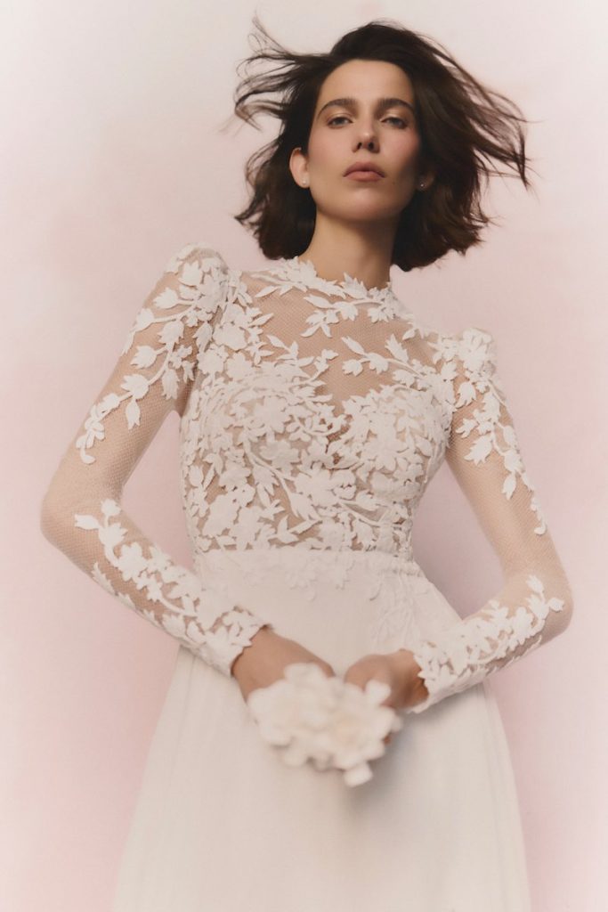 In questa foto, una modella indossa un abito della collezione In Fiore Pronovias con taglio corpetto effetto illusion con inserti floreali