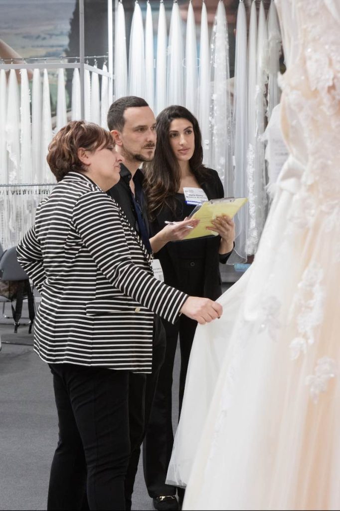 In questa foto, buyer alla Rome Bridal Week