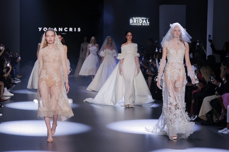 In questa foto, alcune modelle sfilano sulla passerella della Barcelona Bridal Fashion Week