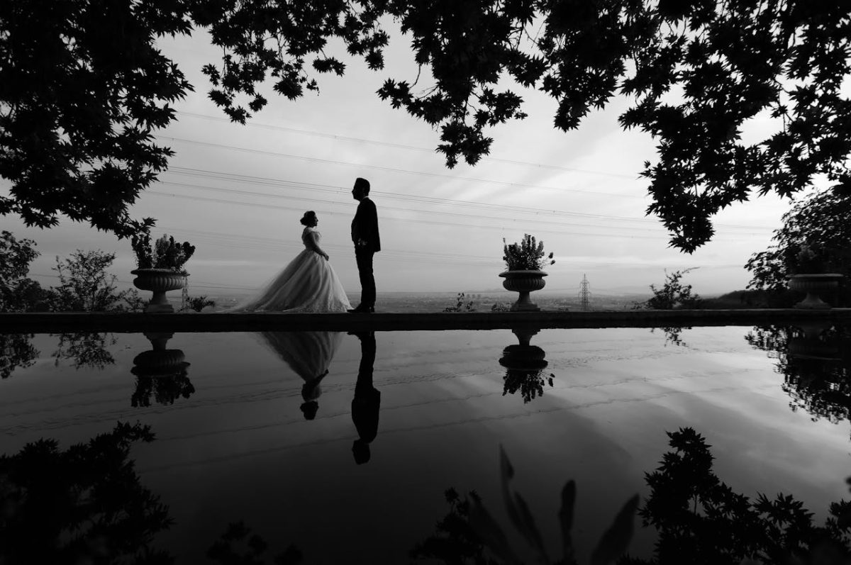 In questa foto una coppia di sposi fotografata all'orizzonte, in bianco e nero