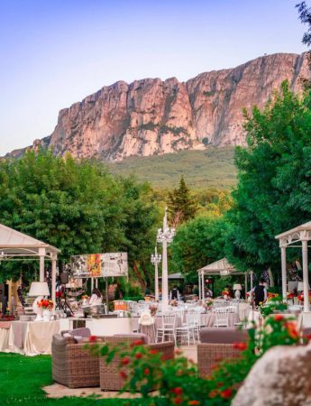 Un matrimonio allestito nel rigoglioso giardino dell'Antica Stazione