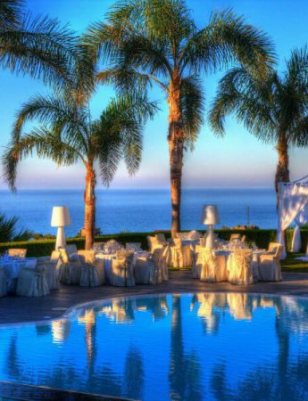 Matrimonio a bordo piscina, con vista mare