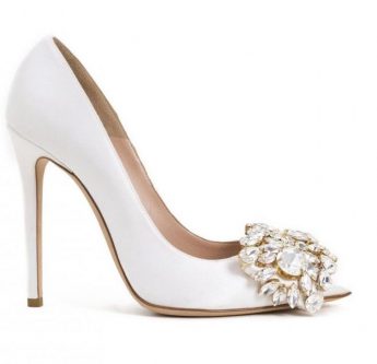 In questa foto scarpe da sposa pointy toe con applicazione gioiello sulla tomaia