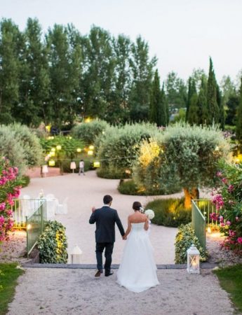 In questa foto il grande giardino di Villa Fago a Santa Venerina con una coppia di sposi