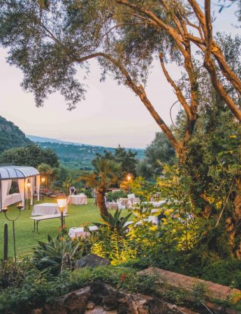 In questa foto una vista panoramica degli spazi esterni di Villa Musmeci a Santa Tecla Acireale