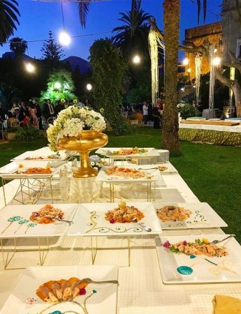 In questa foto un buffet di nozze allestito nel giardino esterno di Villa Boscogrande a Palermo