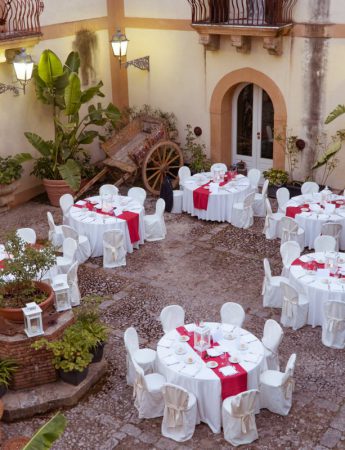 In questa foto un banchetto nel cortile interno di Villa Martorana Genuardi a Palermo