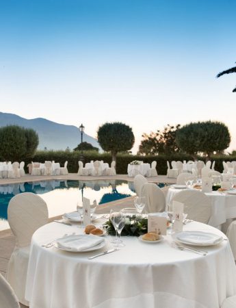 In questa foto un allestimento di nozze a bordo piscina a Villa Dominici a Carini