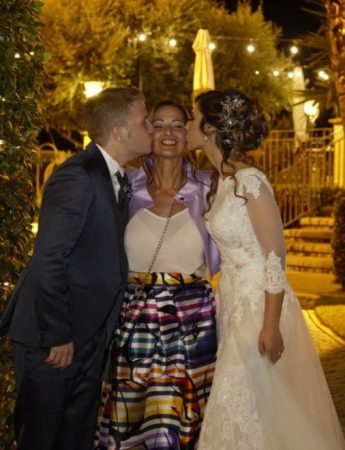 In questa foto la wedding planner Loredana Giliberto con una coppia di sposi